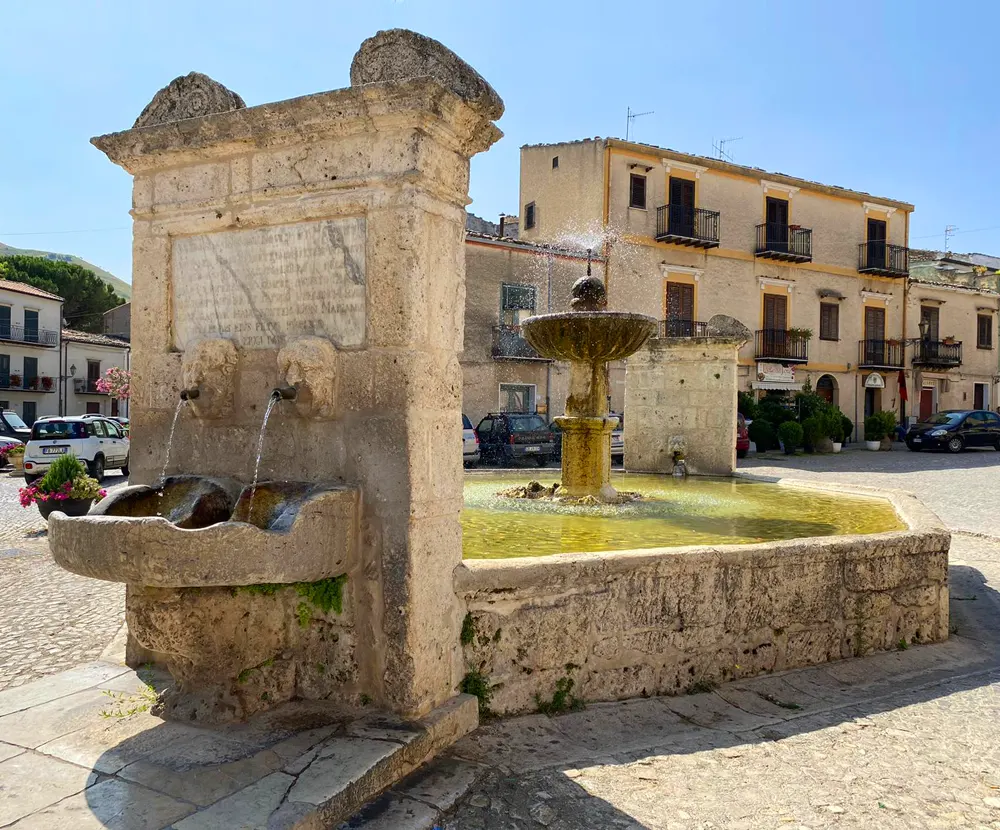 Visit Palazzo Adriano - fontane - fontana ottagonale
