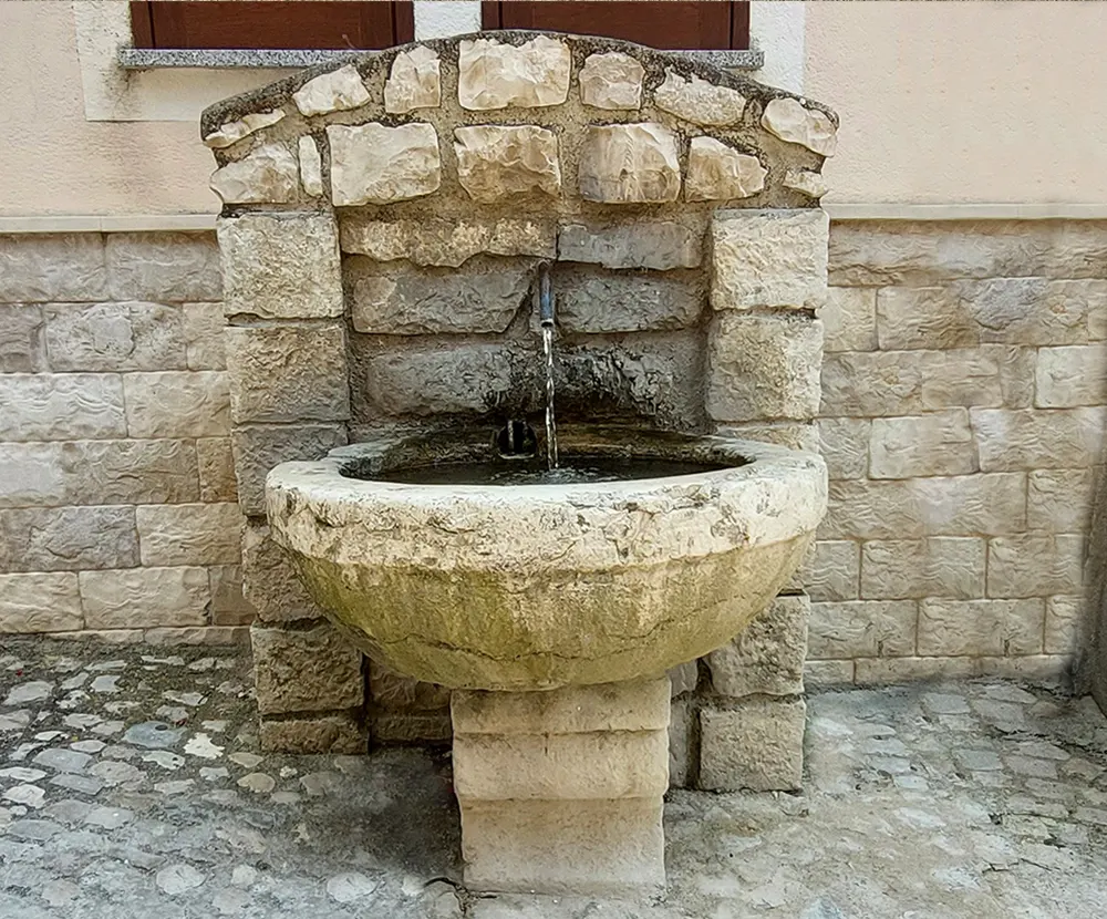 Visit Palazzo Adriano - fontane - via Skanderbeg alta
